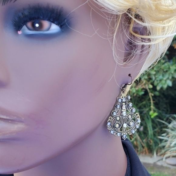 Vintage Pierced lightweight earrings - Picture 8 of 8